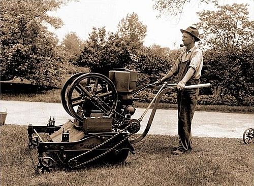 Первая в мире газонокосилка с двигателем внутреннего сгорания. США. 1918 год.